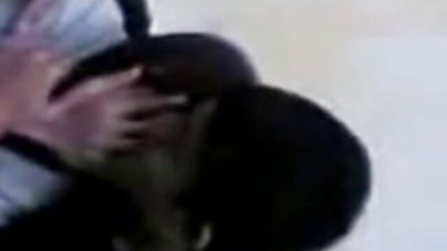 MILF juega ver video porno clasico con juguetes