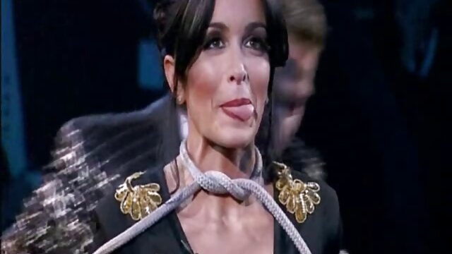 Adolescente clasico sensasional janine en español 1976 amordazada follada duramente por un extraño loco